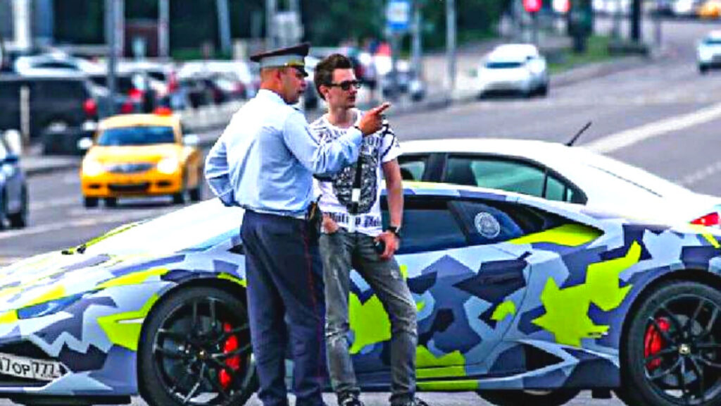 Maksim Yakubets, le leader du groupe Evil Corp devant sa lamborghini. // Source : National Crime Agency Maksim Yakubets, le leader du groupe Evil Corp devant sa lamborghini. // Source : National Crime Agency