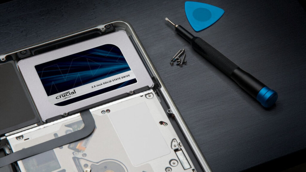 Notre tuto pour l'installation d'un SSD interne vous accompagne dans le processus // Source : Crucial Notre tuto pour l'installation d'un SSD interne vous accompagne dans le processus // Source : Crucial