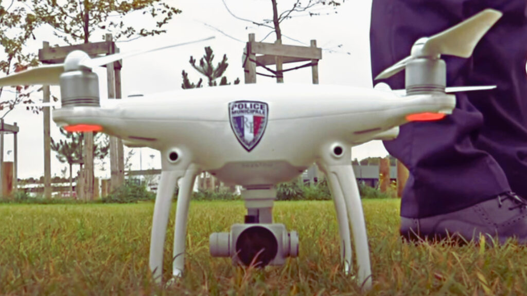 Un drone DJI employé par les forces de l'ordre pour la surveillance de la route. // Source : YouTube / BFM Un drone DJI employé par les forces de l'ordre pour la surveillance de la route. // Source : YouTube / BFM