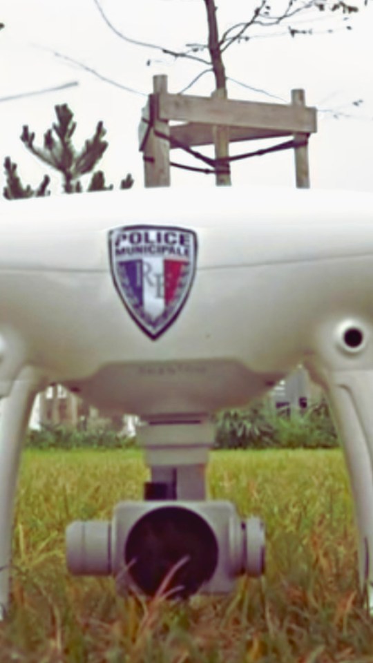 Un drone DJI employé par les forces de l'ordre pour la surveillance de la route. // Source : YouTube / BFM