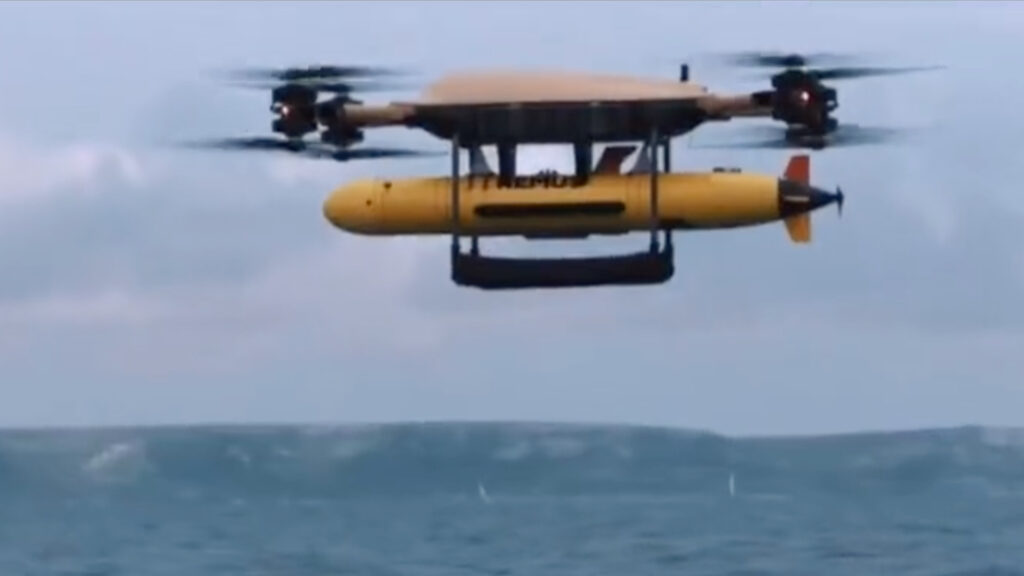 Un drone Malloy portant un appareil sous-marin Remus. // Source : Ministry of Defence Un drone Malloy portant un appareil sous-marin Remus. // Source : Ministry of Defence