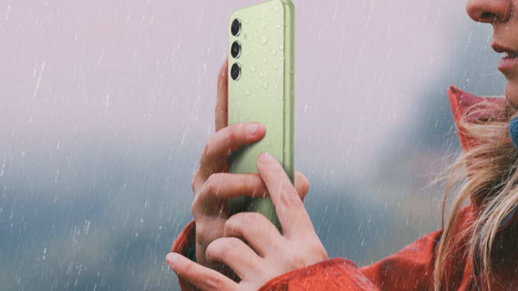Le Galaxy A54 résiste à l'eau // Source : Samsung Le Galaxy A54 résiste à l'eau // Source : Samsung