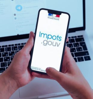 Le site des impôts était en panne ce 9 août. // Source : Canva