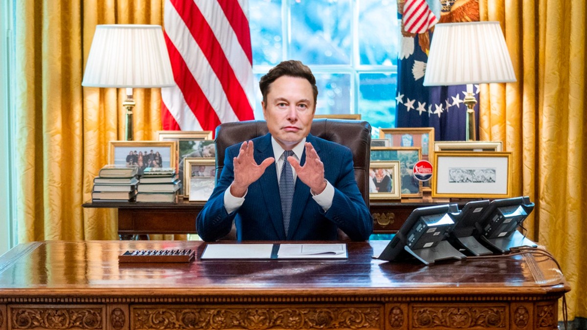 Elon Musk au Bureau Ovale de la Maison Blanche // Source : Montage Numerama Elon Musk au Bureau Ovale de la Maison Blanche // Source : Montage Numerama
