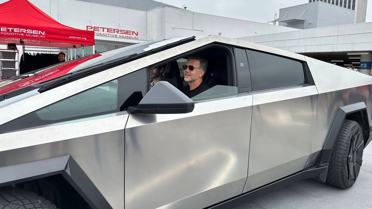 Le Tesla Cybertruck au musée de Petersen // Source : Twitter Ryan Zohoury Le Tesla Cybertruck au musée de Petersen // Source : Twitter Ryan Zohoury