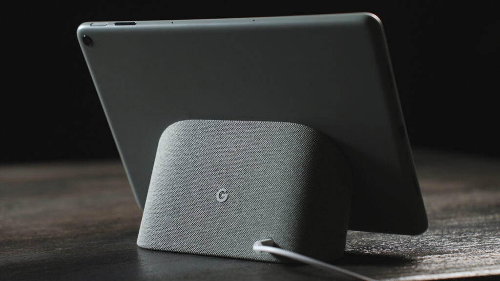 Le socle de la Pixel Tablet reprend les codes des produits Google Nest. // Source : Thomas Ancelle / Numerama Le socle de la Pixel Tablet reprend les codes des produits Google Nest. // Source : Thomas Ancelle / Numerama