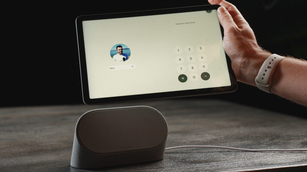 Le socle magnétique de la Pixel Tablet doit être relié au courant en permanence. Il suffit de poser la tablette dessus pour la transformer en écran connecté. // Source : Thomas Ancelle / Numerama Le socle magnétique de la Pixel Tablet doit être relié au courant en permanence. Il suffit de poser la tablette dessus pour la transformer en écran connecté. // Source : Thomas Ancelle / Numerama