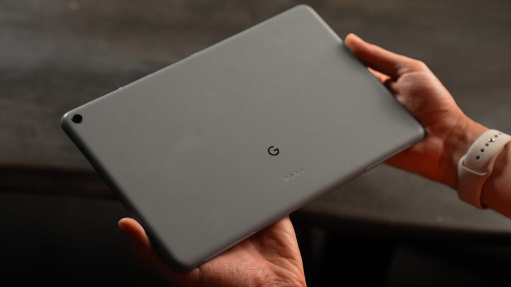Le dos de la Pixel Tablet est en plastique. C'est moins premium qu'un iPad. Le dos de la Pixel Tablet est en plastique. C'est moins premium qu'un iPad.