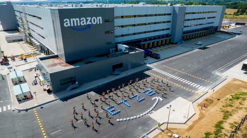 Le centre Amazon d'Augny, vu du dessus. Le centre Amazon d'Augny, vu du dessus.
