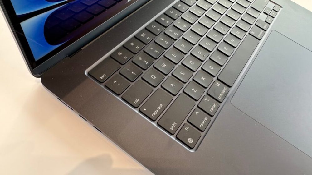 Comme sur les grands MacBook Pro, le clavier n'est pas collé aux bords sur le grand MacBook Air. Comme sur les grands MacBook Pro, le clavier n'est pas collé aux bords sur le grand MacBook Air.