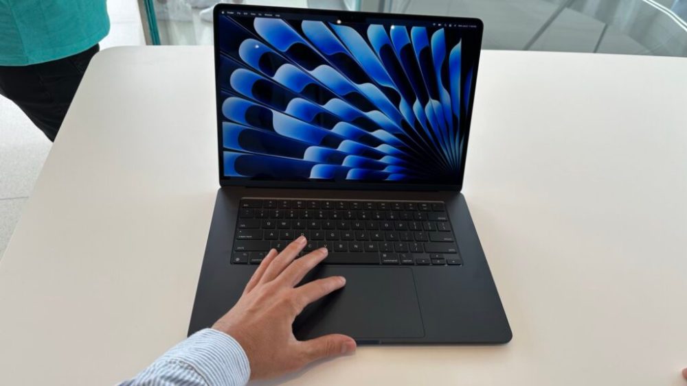 Le MacBook Air de 15,3 pouces a des airs de MacBook Pro. Heureusement, son prix est quasiment deux fois inférieur. Le MacBook Air de 15,3 pouces a des airs de MacBook Pro. Heureusement, son prix est quasiment deux fois inférieur.