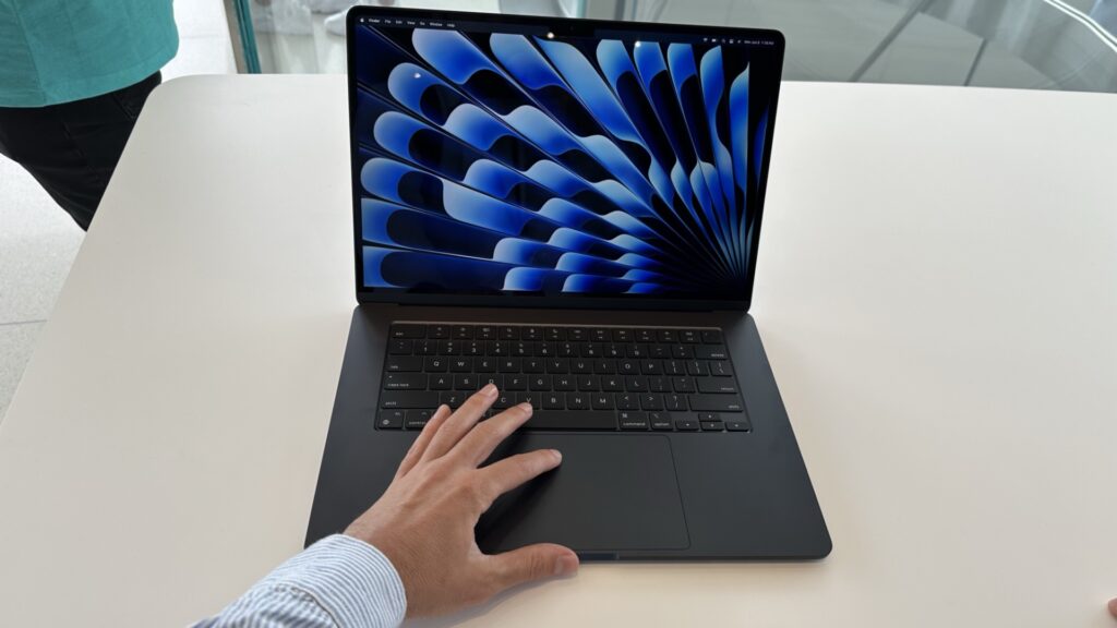 Le MacBook Air de 15,3 pouces a des airs de MacBook Pro. Heureusement, son prix est quasiment deux fois inférieur. Le MacBook Air de 15,3 pouces a des airs de MacBook Pro. Heureusement, son prix est quasiment deux fois inférieur.