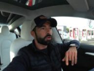 Jean-Baptiste Dessort au volant d'une Tesla en 2022 // Source : YT/Le Billet Auto