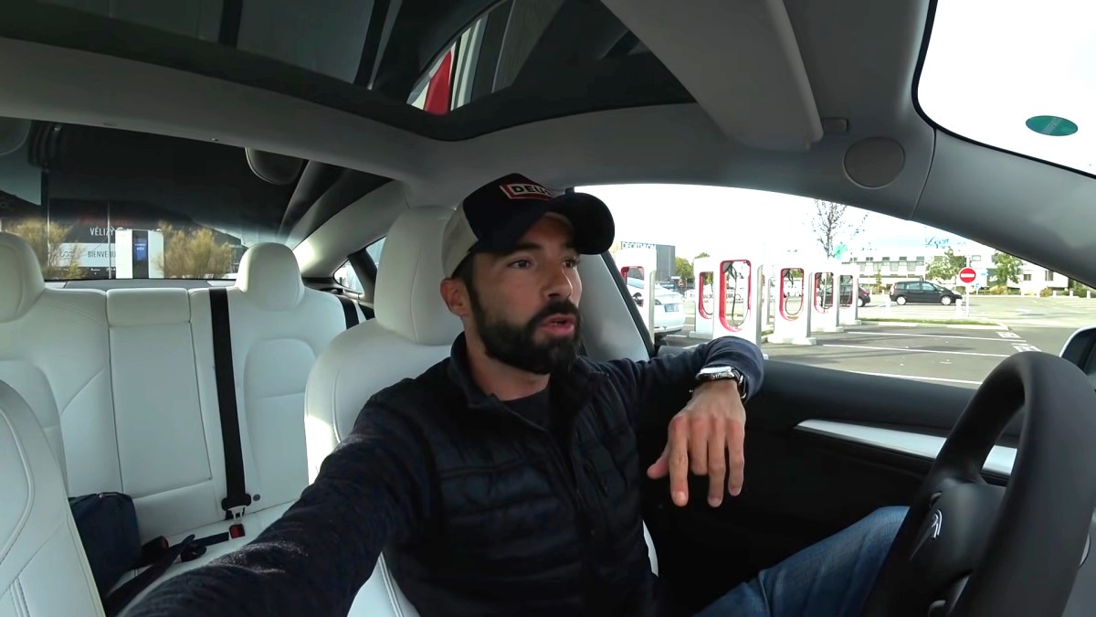 Jean-Baptiste Dessort au volant d'une Tesla en 2022 // Source : YT/Le Billet Auto Jean-Baptiste Dessort au volant d'une Tesla en 2022 // Source : YT/Le Billet Auto