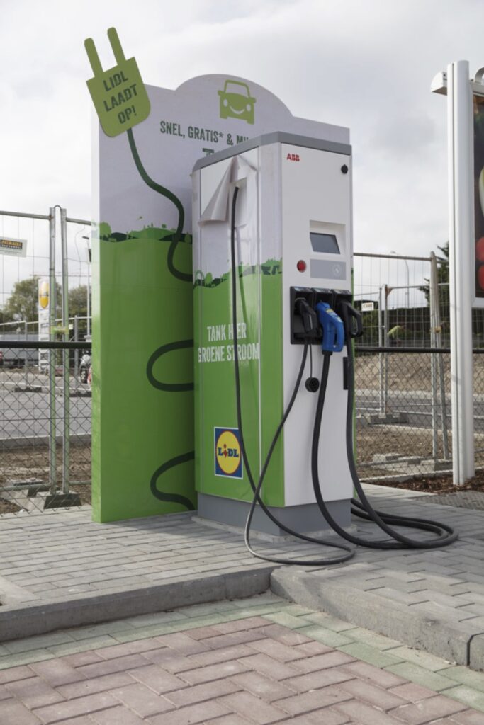 Une borne de recharge électrique Lidl en Belgique // Source : Lidl Une borne de recharge électrique Lidl en Belgique // Source : Lidl