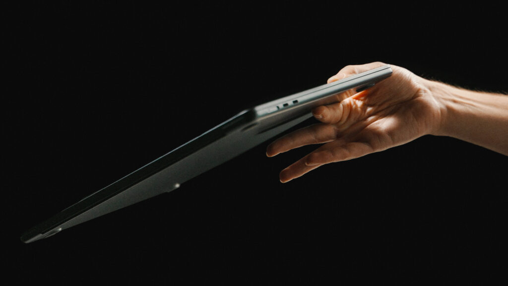 Mieux vaut porter le MacBook Air 15" à deux mains, pour éviter de le voir basculer. // Source : Thomas Ancelle / Numerama Mieux vaut porter le MacBook Air 15" à deux mains, pour éviter de le voir basculer. // Source : Thomas Ancelle / Numerama