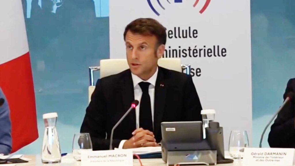 Emmanuel Macron lors de la cellule de crise interministérielle dédiée aux heurts après le meurtre de Nahel par un policier // Source : Élysée / Twitter Emmanuel Macron lors de la cellule de crise interministérielle dédiée aux heurts après le meurtre de Nahel par un policier // Source : Élysée / Twitter