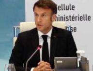 Emmanuel Macron lors de la cellule de crise interministérielle dédiée aux heurts après le meurtre de Nahel par un policier // Source : Élysée / Twitter