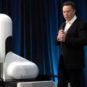 Elon Musk présentant le robot chirurgical. // Source : Neuralink Elon Musk présentant le robot chirurgical. // Source : Neuralink