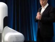 Elon Musk présentant le robot chirurgical. // Source : Neuralink Elon Musk présentant le robot chirurgical. // Source : Neuralink