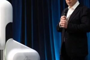 Elon Musk présentant le robot chirurgical. // Source : Neuralink Elon Musk présentant le robot chirurgical. // Source : Neuralink