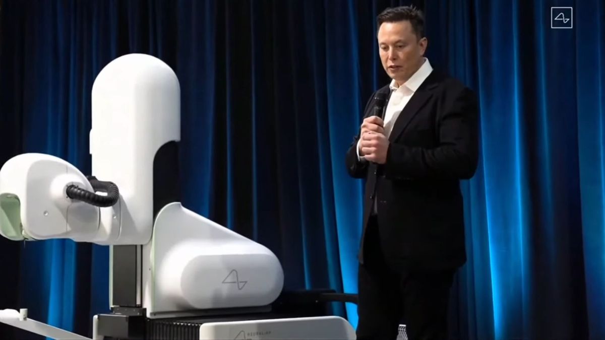 Elon Musk présentant le robot chirurgical. // Source : Neuralink Elon Musk présentant le robot chirurgical. // Source : Neuralink