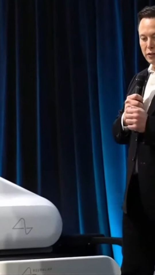 Elon Musk présentant le robot chirurgical. // Source : Neuralink Elon Musk présentant le robot chirurgical. // Source : Neuralink