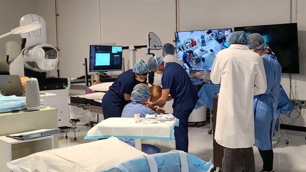 Les équipes de la startup s'entraînent aussi sur des mannequins, comme sur cette image. // Source : Neuralink Les équipes de la startup s'entraînent aussi sur des mannequins, comme sur cette image. // Source : Neuralink