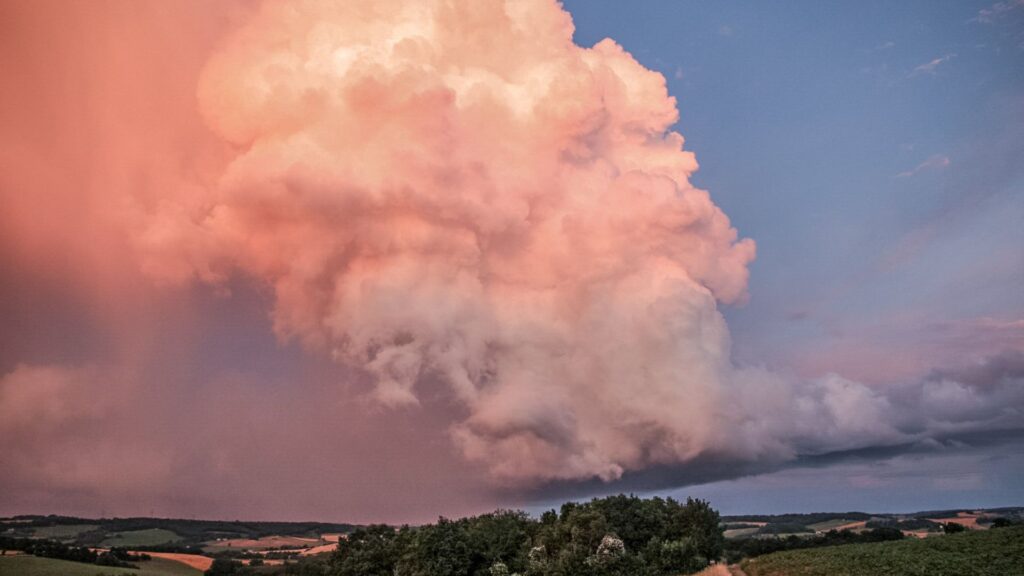 Orage supercellulaire. // Source : Via Twitter @meteo60 Orage supercellulaire. // Source : Via Twitter @meteo60