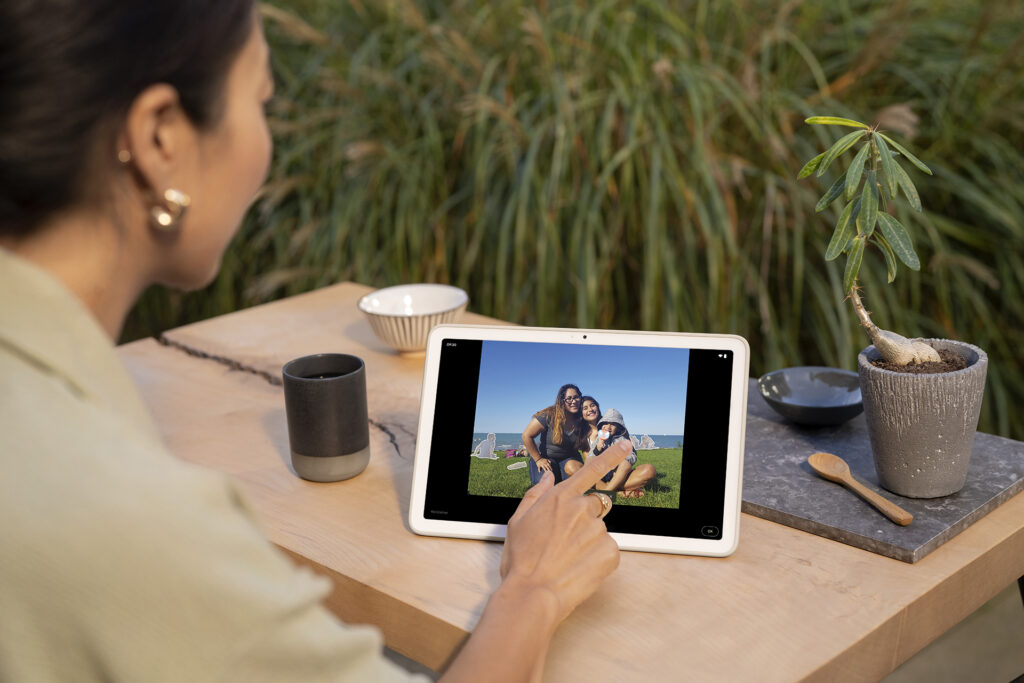 La Pixel Tablet bénéficie de nombreuses fonctionnalités propres aux appareils Google, comme la gomme magique pour corriger les photos // Source : Google La Pixel Tablet bénéficie de nombreuses fonctionnalités propres aux appareils Google, comme la gomme magique pour corriger les photos // Source : Google