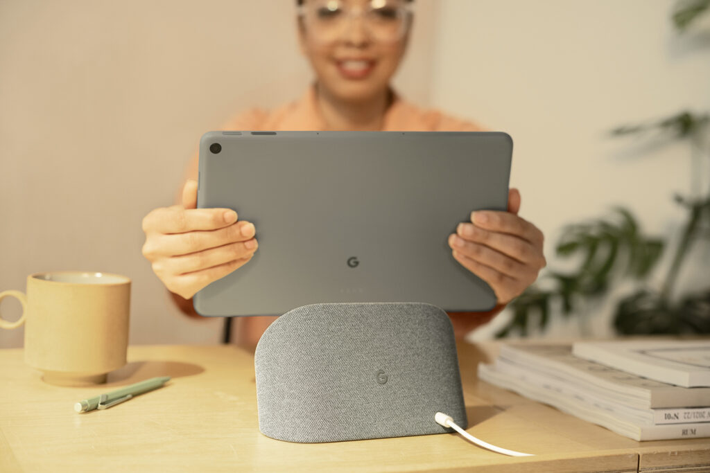 La pixel Tablet se détache très facilement de son socle magnétique // Source : Google La pixel Tablet se détache très facilement de son socle magnétique // Source : Google