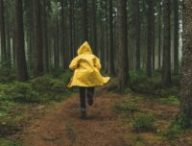 S'abriter sous un arbre pendant l'orage est dangereux. // Source : Canva