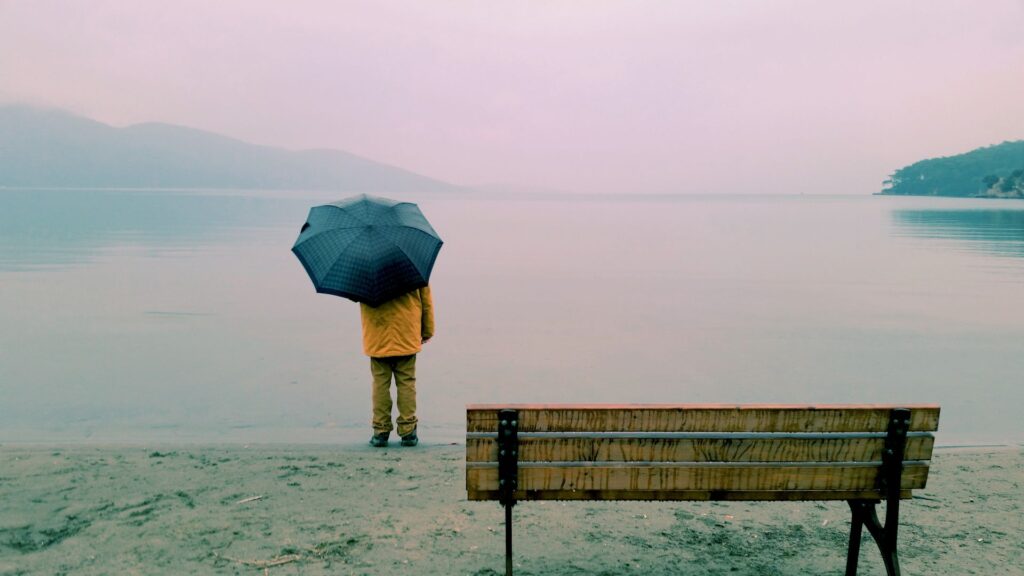 Pas de parapluie si on se trouve dans un lieu dégagé. // Source : Canva Pas de parapluie si on se trouve dans un lieu dégagé. // Source : Canva