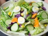 Un plat de légumes et d'oeufs. // Source : Pexels