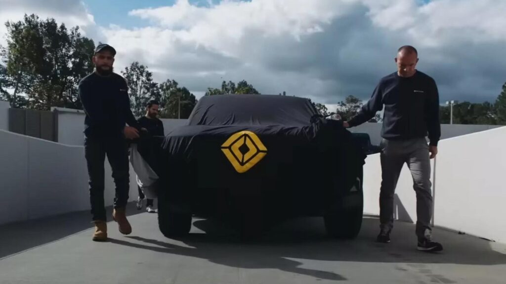 Le teasing du R2 // Source : carscoops Le teasing du R2 // Source : carscoops