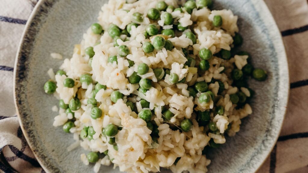 Rincer le riz avant de le mettre à cuire dans la casserole n'a pas d'impact particulier sur le fait qu'il soit collant ou non, selon les études. // Source : Pexels Rincer le riz avant de le mettre à cuire dans la casserole n'a pas d'impact particulier sur le fait qu'il soit collant ou non, selon les études. // Source : Pexels
