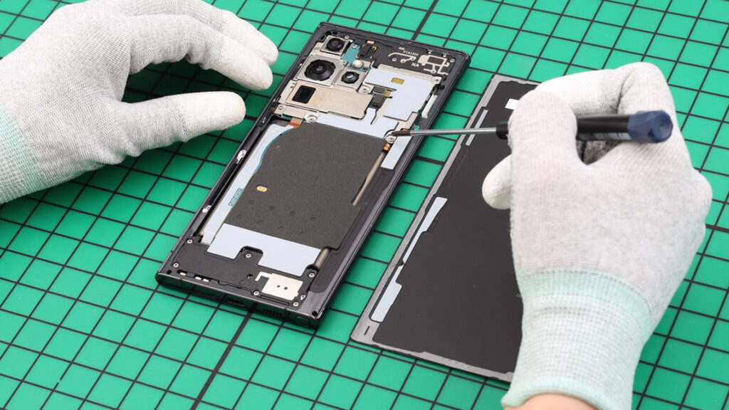 La réparation d'un smartphone Samsung. // Source : Samsung La réparation d'un smartphone Samsung. // Source : Samsung