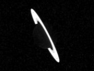 Cache-cache avec les étoiles. // Source : JWST Feed (image recadrée) Cache-cache avec les étoiles. // Source : JWST Feed (image recadrée)