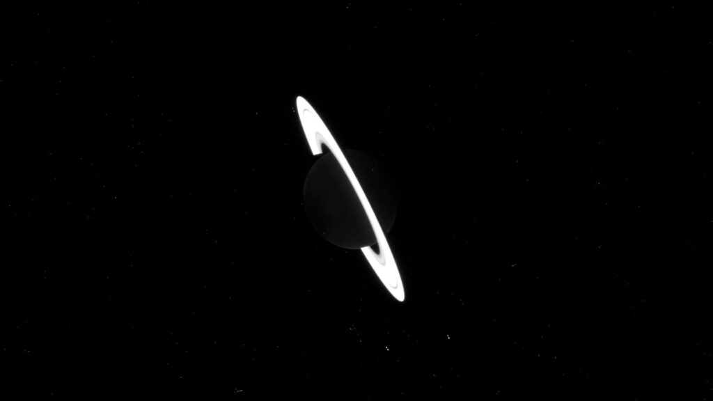 Saturne encerclée par ses brillants anneaux. // Source : JWST Feed (image recadrée) Saturne encerclée par ses brillants anneaux. // Source : JWST Feed (image recadrée)