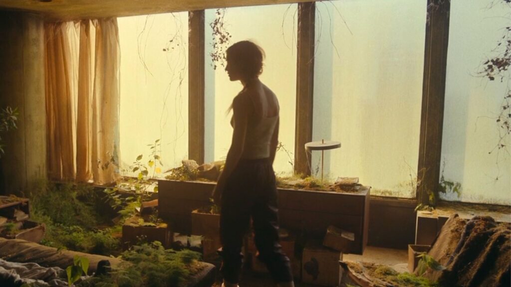Une scène à l'abandon dans la série post-apocalyptique Station Eleven. // Source : HBO Une scène à l'abandon dans la série post-apocalyptique Station Eleven. // Source : HBO