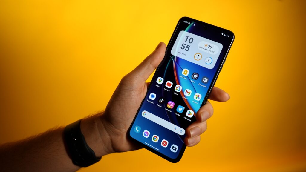 Avec ses 6,9 pouces, le Motorola Razr 40 Ultra est très grand une fois déplié. Il est plus long qu'un smartphone normal. // Source : Thomas Ancelle / Numerama Avec ses 6,9 pouces, le Motorola Razr 40 Ultra est très grand une fois déplié. Il est plus long qu'un smartphone normal. // Source : Thomas Ancelle / Numerama