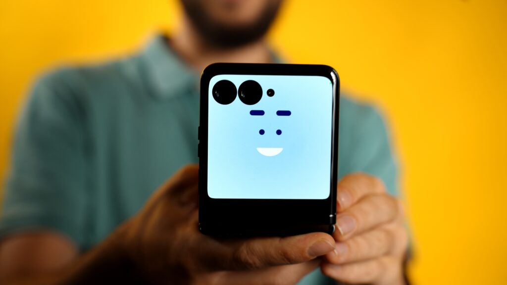 Quand on prend quelqu'un en photo avec le Razr 40 Ultra, on peut utiliser l'écran de couverture pour afficher le retour en temps réel ou un bonhomme qui sourit, pour avoir l'attention des enfants. // Source : Thomas Ancelle / Numerama Quand on prend quelqu'un en photo avec le Razr 40 Ultra, on peut utiliser l'écran de couverture pour afficher le retour en temps réel ou un bonhomme qui sourit, pour avoir l'attention des enfants. // Source : Thomas Ancelle / Numerama