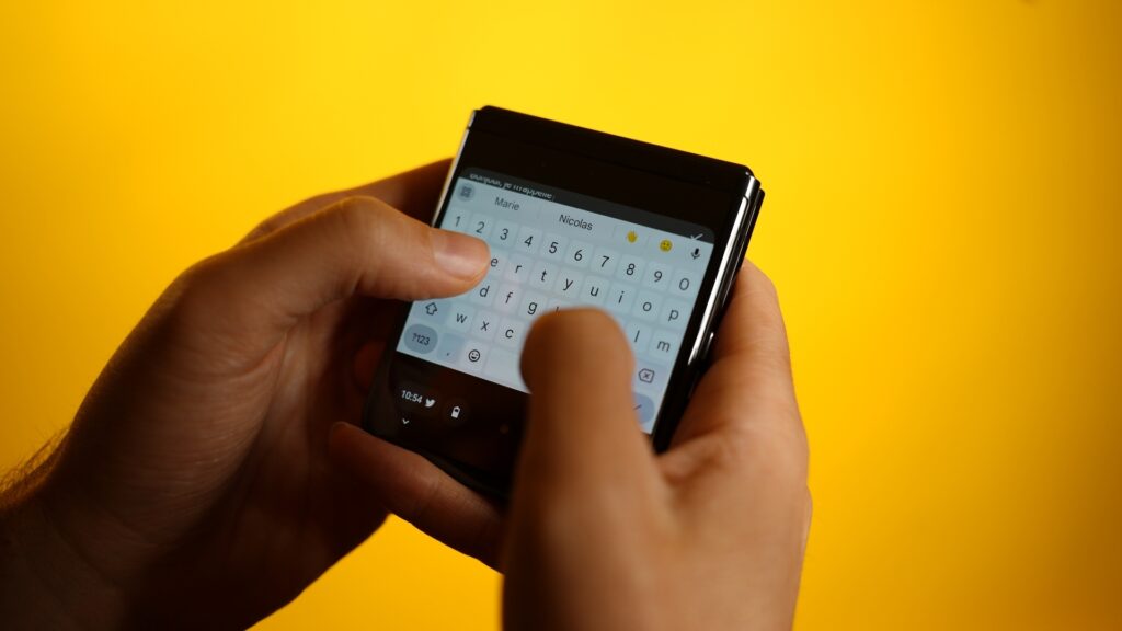Le clavier sur l'écran fermé du Motorola Razr 40 Ultra peut // Source : Thomas Ancelle / Numerama Le clavier sur l'écran fermé du Motorola Razr 40 Ultra peut // Source : Thomas Ancelle / Numerama
