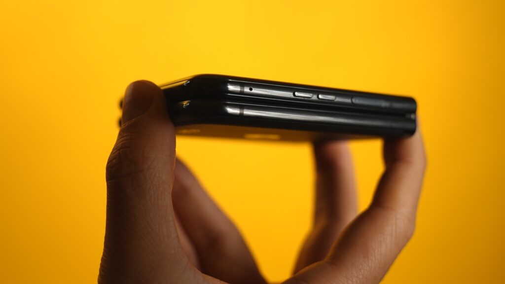 Quand il est plié, le Motorola Razr 40 Ultra est plat. Le téléphone de Samsung est incliné en Quand il est plié, le Motorola Razr 40 Ultra est plat. Le téléphone de Samsung est incliné en