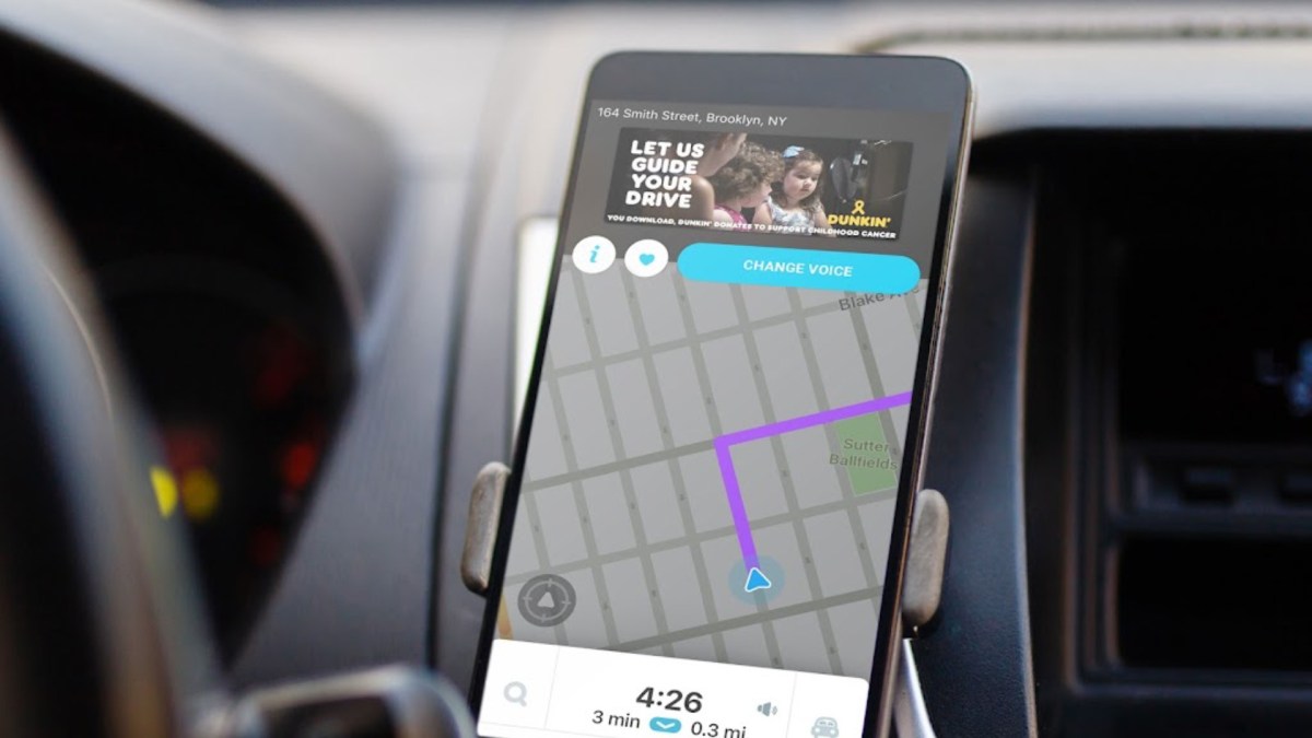 À l'arrêt, Waze diffuse des publicités. // Source : Waze À l'arrêt, Waze diffuse des publicités. // Source : Waze