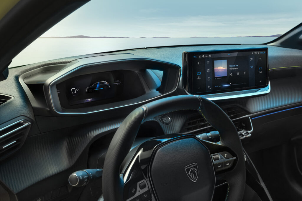 Un écran tactile de 10 pouces est désormais inclus en série sur l'e-208 // Source : Peugeot Un écran tactile de 10 pouces est désormais inclus en série sur l'e-208 // Source : Peugeot