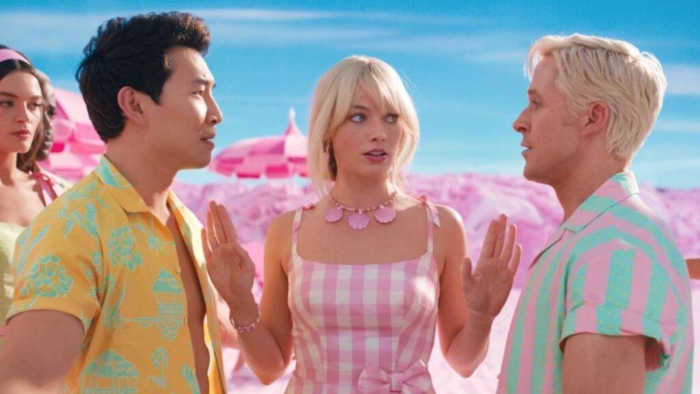 Barbie et deux Ken // Source : Barbie le film Barbie et deux Ken // Source : Barbie le film