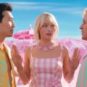 Barbie et deux Ken // Source : Barbie le film Barbie et deux Ken // Source : Barbie le film