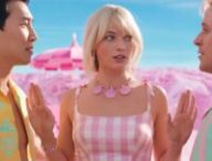 Barbie et deux Ken // Source : Barbie le film Barbie et deux Ken // Source : Barbie le film