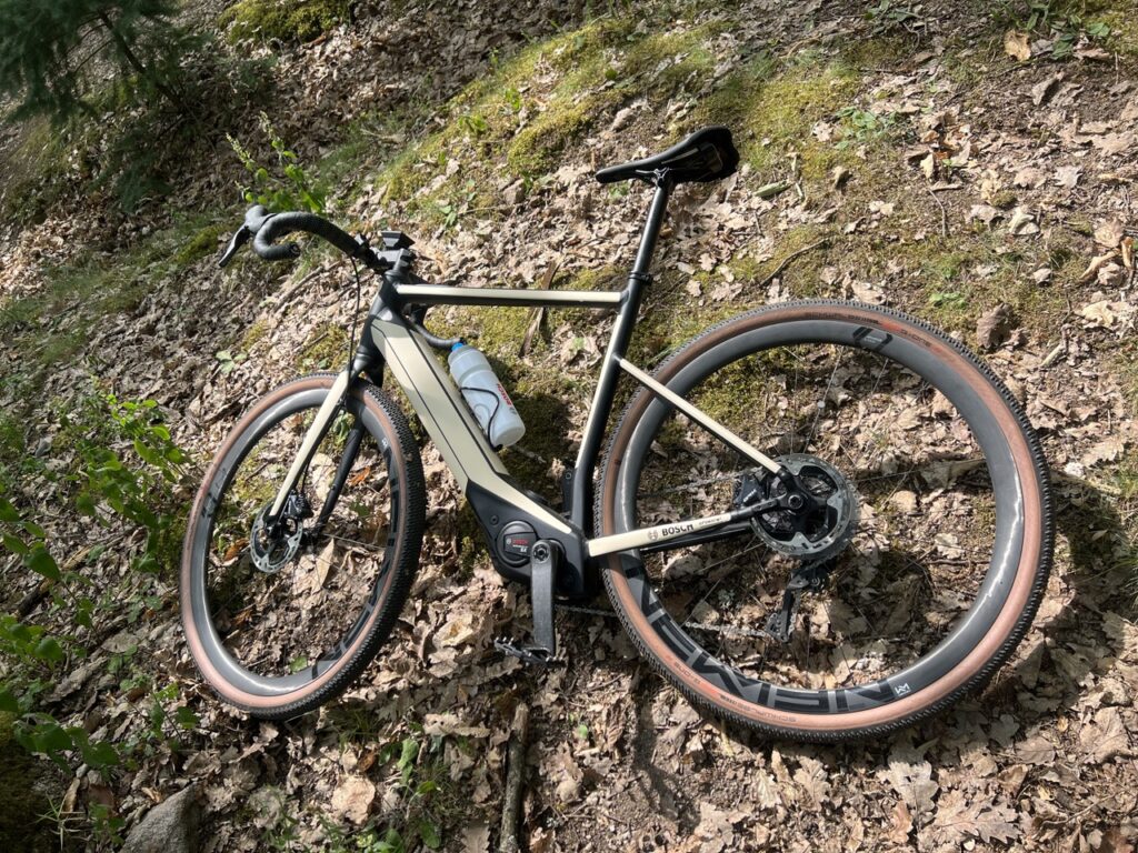 Un vélo gravel équipé du moteur Bosch Performance SX // Source : Julien Cadot pour Numerama Un vélo gravel équipé du moteur Bosch Performance SX // Source : Julien Cadot pour Numerama